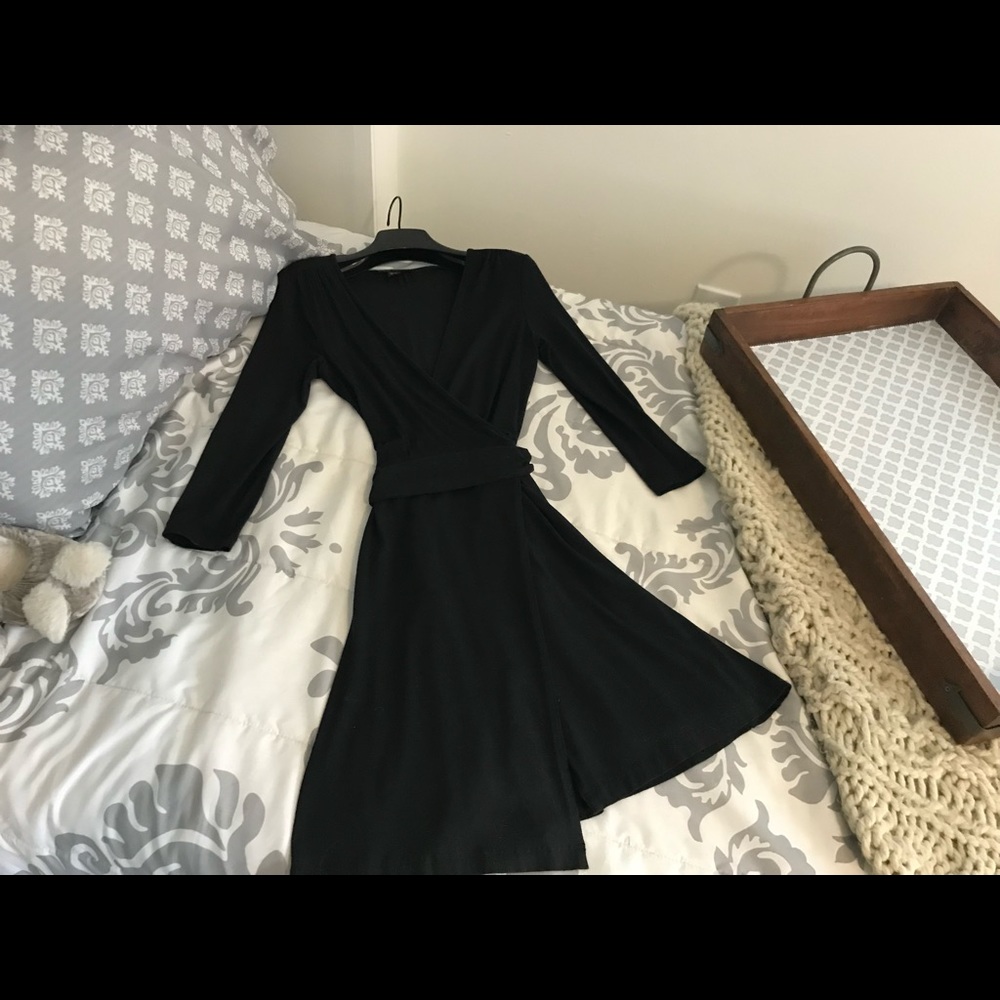 Banana Republic black stretch jersey wrap dress
Size XS 3/4 length sleeves.